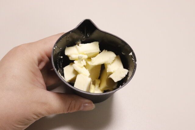 セリアのチョコやバターをレンジで溶かせるカップにバターを入れた様子