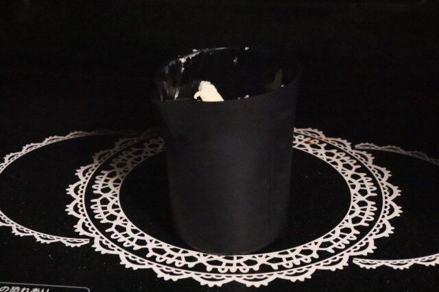 セリアのチョコやバターをレンジで溶かせるカップを電子レンジで加熱する様子