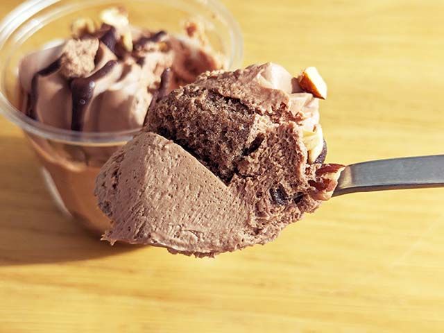 「濃厚ショコラケーキ」をスプーンですくった様子