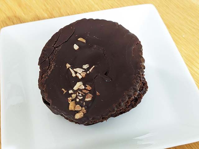 「ガトーショコラ アーモンド使用」が袋から出された様子