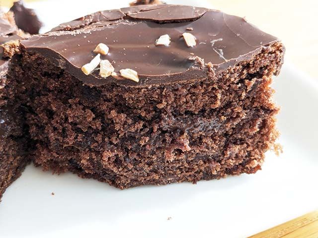 「ガトーショコラ アーモンド使用」断面