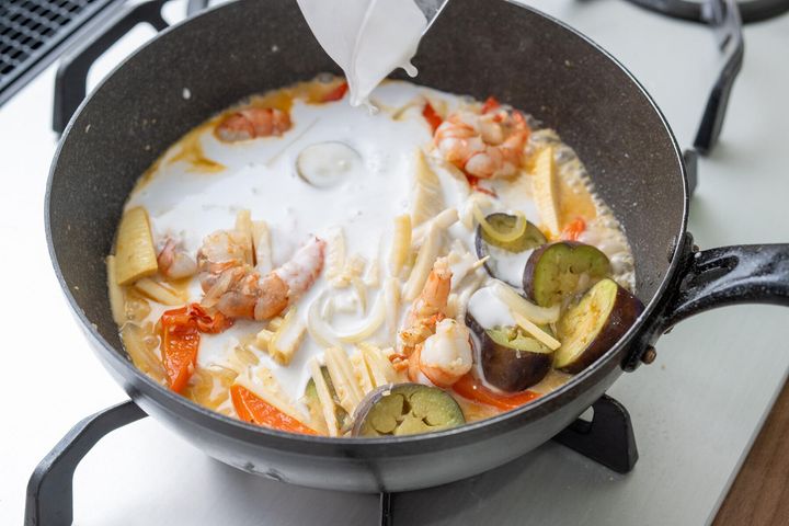 海老とココナッツミルクを加える