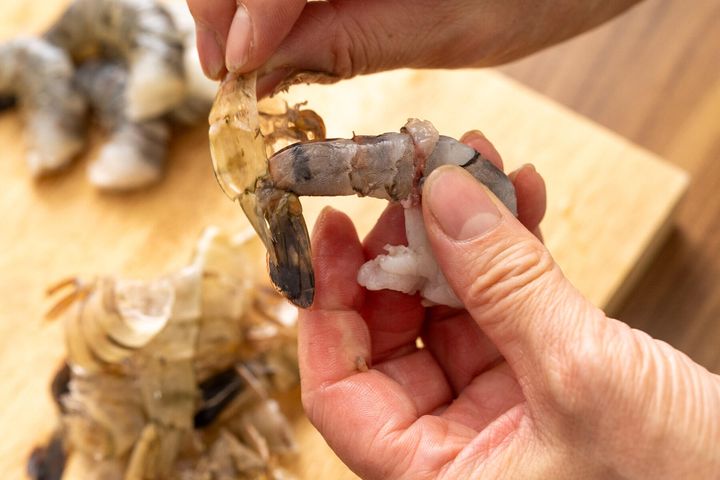 海老の殻をむく