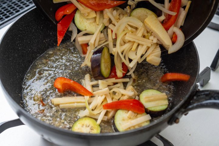 野菜を炒めてスープに加える