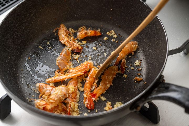 海老の殻でスープをとる