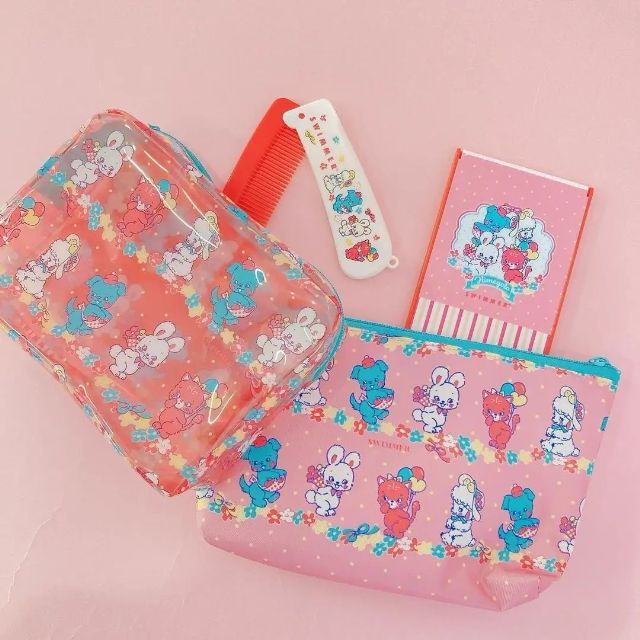 ミラーとコームとポーチを並べたもの