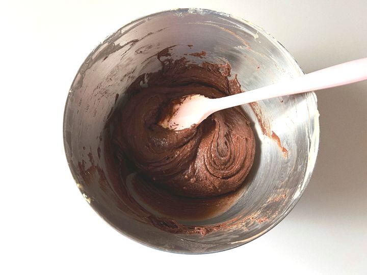 バレンタインに作りたい、濃厚ほろ苦米粉のチョコマフィン【渡辺友美子のコーヒーに合うお菓子のレシピ vol.29 〜レシピで旅するヨーロッパ〜】