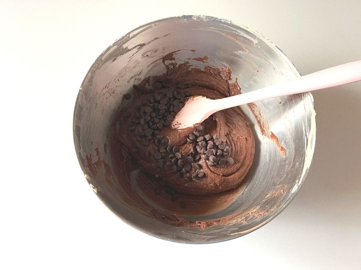 バレンタインに作りたい、濃厚ほろ苦米粉のチョコマフィン【渡辺友美子のコーヒーに合うお菓子のレシピ vol.29 〜レシピで旅するヨーロッパ〜】