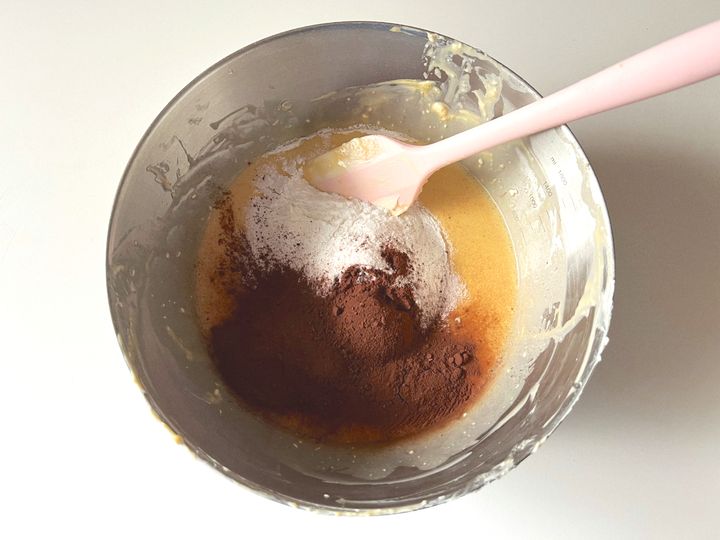 バレンタインに作りたい、濃厚ほろ苦米粉のチョコマフィン【渡辺友美子のコーヒーに合うお菓子のレシピ vol.29 〜レシピで旅するヨーロッパ〜】