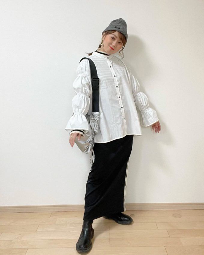 ワークマンのグレーの「スタンダードビーニー」×サイドラインナロースカート