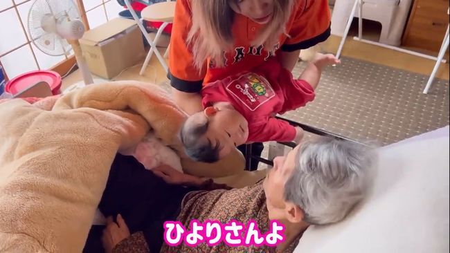 認知症のひいばあばがベビーと対面。その奇跡に「感動！」「涙が止まらない」？