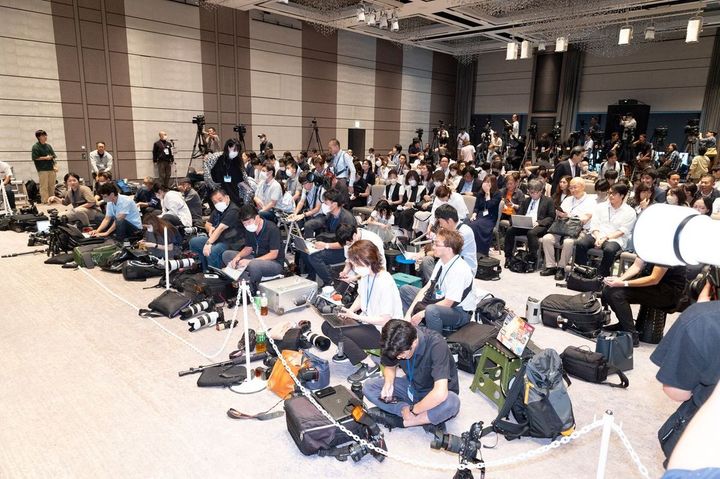 ジャニーズ事務所の会見で待機する報道陣、2023年10月2日、東京都千代田区