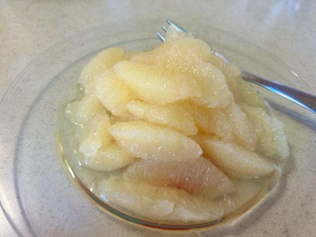 グレープフルーツが透明の皿にたくさん盛りつけられている