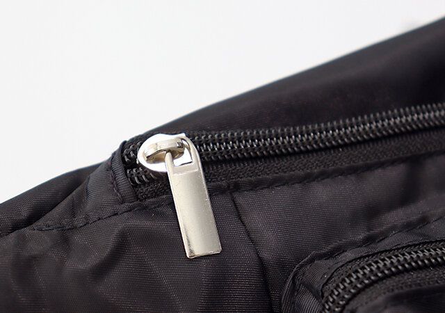  大人に似合う「アクティブボディバッグ」ファスナー金具