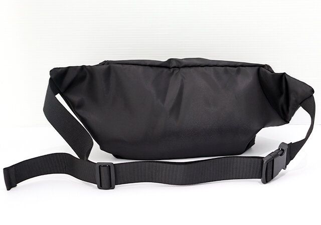  大人に似合う「アクティブボディバッグ」背面