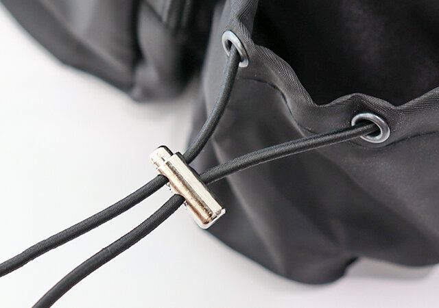  大人に似合う「アクティブボディバッグ」ホルダーの金具