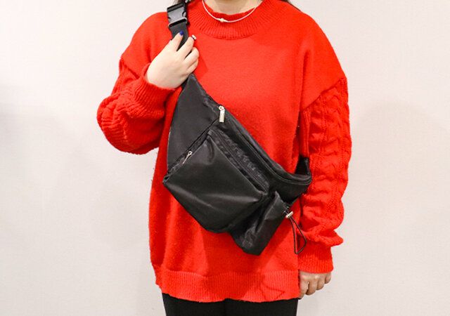  大人に似合う「アクティブボディバッグ」をななめがけ