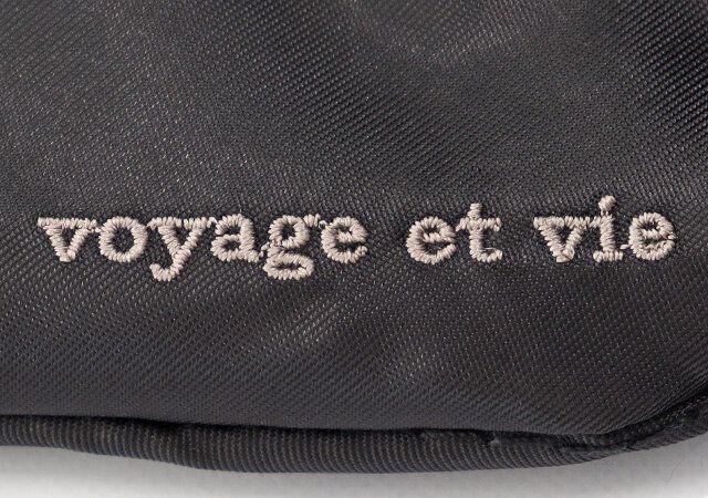  大人に似合う「アクティブボディバッグ」ロゴ刺繍