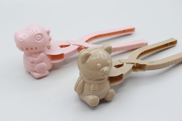 ダイソーの雪遊びできる泥団子メーカー（2個）