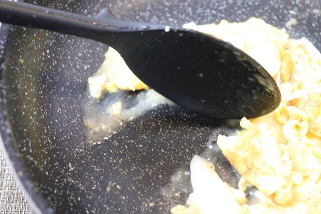 シリコーン調理スプーンで炒める