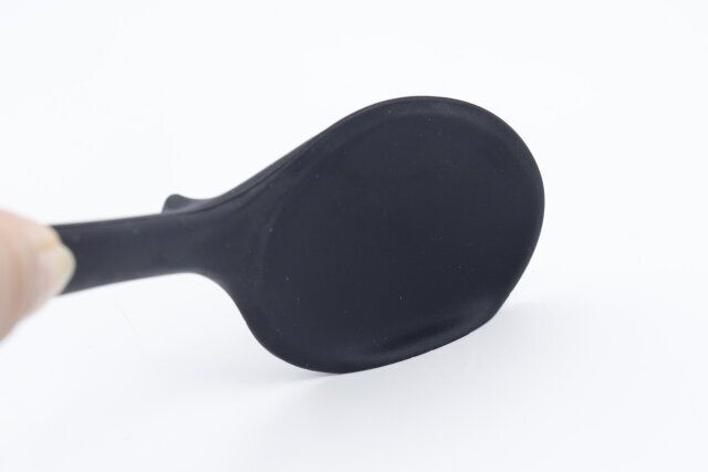 適度にしなり鍋肌にそうスプーン