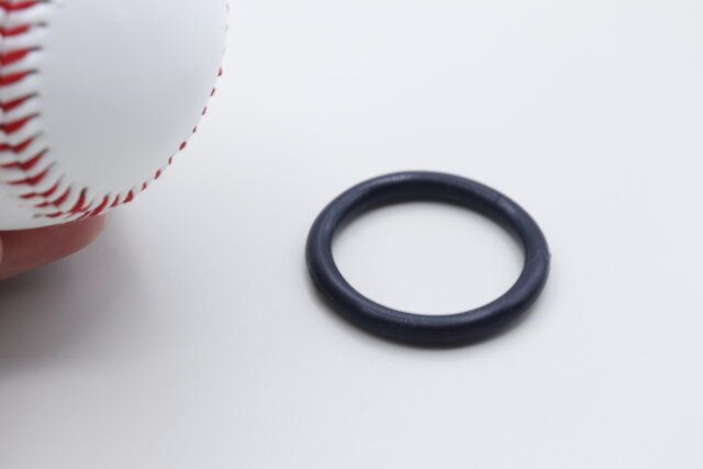 ダイソーのサイン用ボールは台座付き