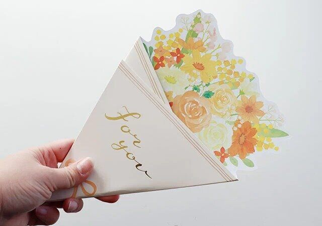 ダイソーの三つ折り ブーケ色紙（イエロー）