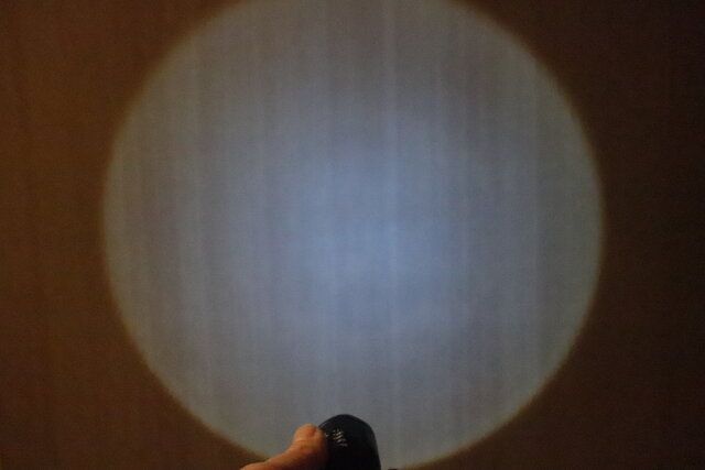 キャンドゥのLEDフラッシュライトを点灯したときの明るさ