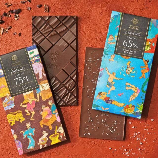 左：「ショコラトリーキャメル サモア75%ダークチョコレート」 右：「サモア65%ダークミルクシーソルト」