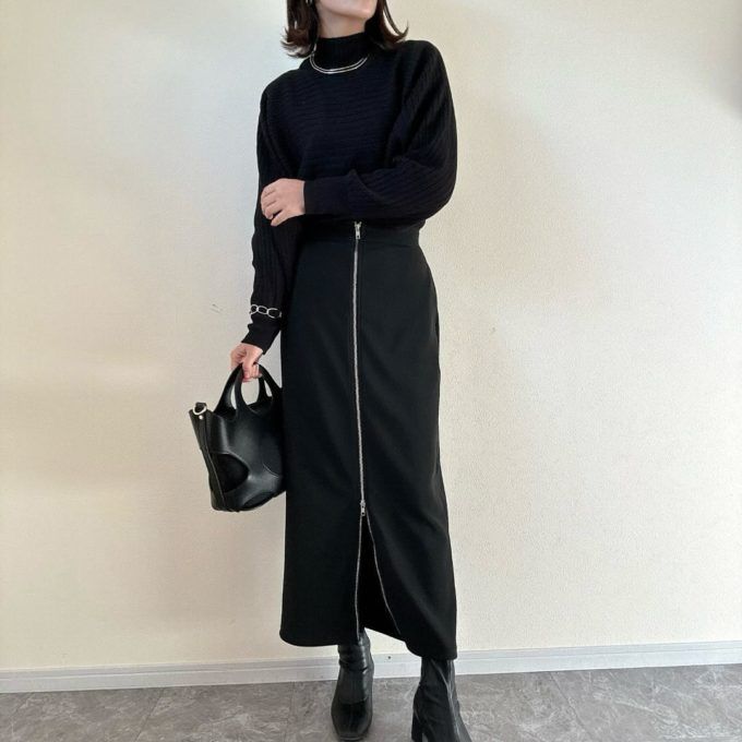プチハイネックトップス×GUのブラックの「フロントジップナローロングスカート」