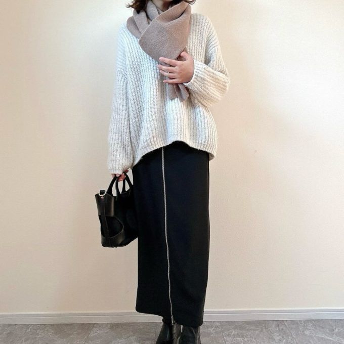 オーバーサイズニット×GUのブラックの「フロントジップナローロングスカート」