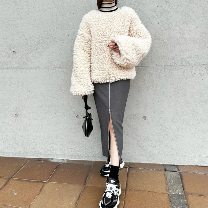 ボアプルオーバー×GUのグレーの「フロントジップナローロングスカート」