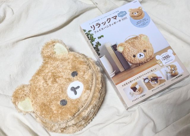 本とバニティポーチ