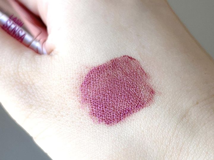 画像: ＜スウォッチ＞透け感のあるマスカラ液。少しパールっぽいくすみラベンダーカラー！