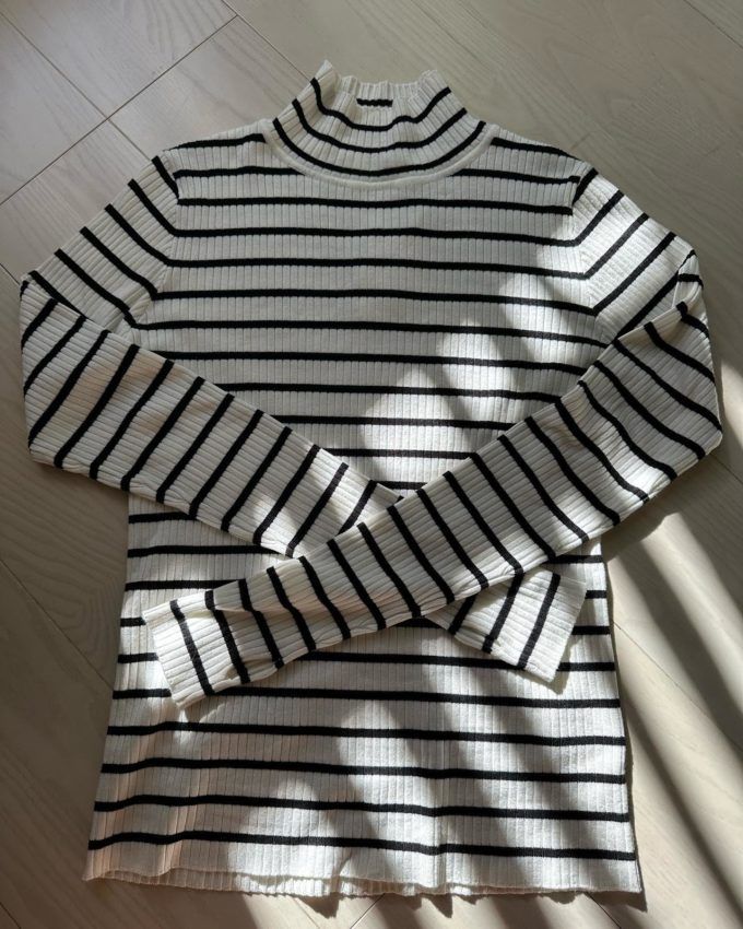 しまむらの「指抜きリブタートルネックプルオーバー」