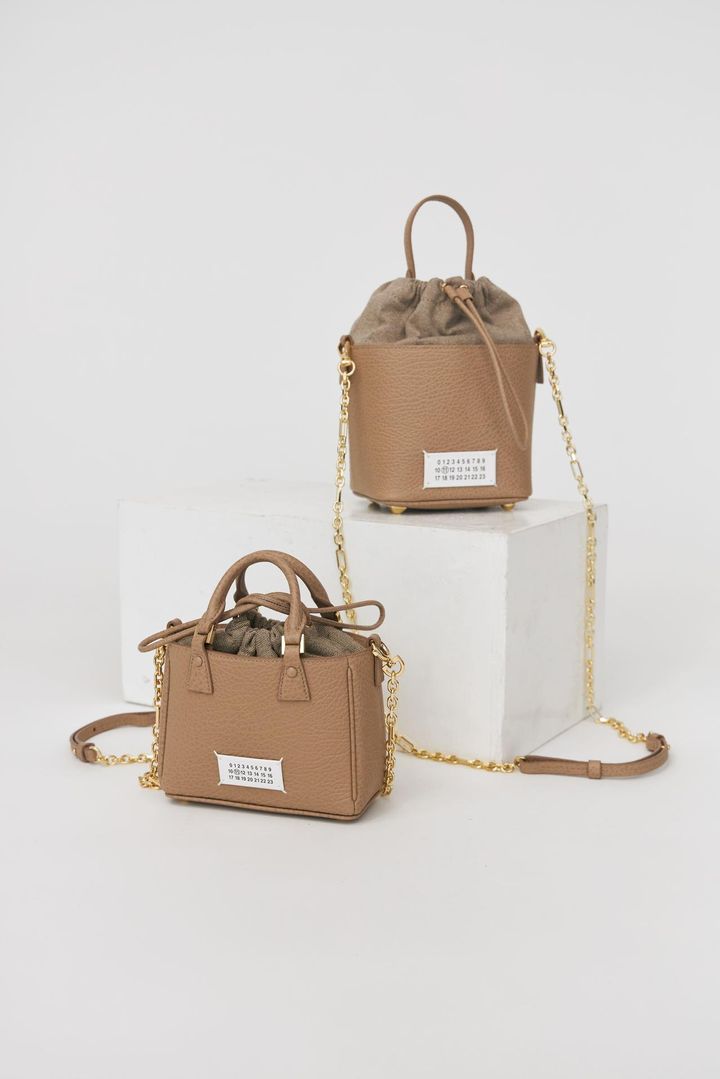 画像: （左）5AC TOTE HORIZONTAL ￥236,500（税込） （右）5AC BUCKET SMALL￥209,000（税込）／ともにメゾン マルジェラ 出典：パリゴ