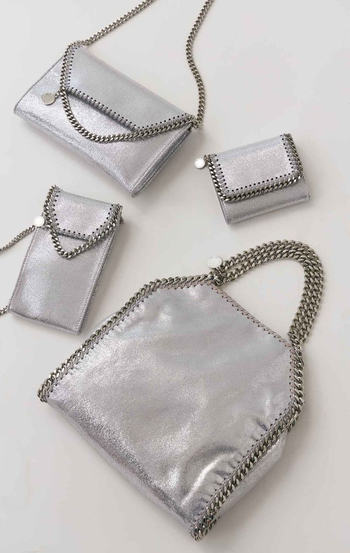 画像: （左上から）ファラベラ ウォレットクロスボディバッグ￥102,300（税込）、ファラベラ スモール フラップウォレット￥48,400（税込）、ファラベラ クロスボディ 携帯電話用ポーチ￥94,600（税込）、ファラベラ ミニトートバッグ￥154,000（税込）／すべてステラ マッカートニー 出典：パリゴ