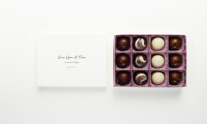 画像: 口にした瞬間に広がるヴィヴィッドな香り。まろやかで力強いチョコレートの味わいとともに、Dark、Coffee、Yuzu & Passion Fruit、Mangoと、それぞれのフレーバーが個性を放つ魅惑のチョコレートが揃う。12個入り「Bonbon 12」￥6,739／Once Upon A Time