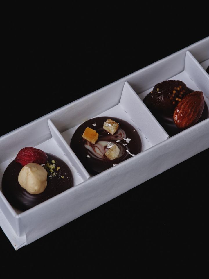 画像: フルーツやナッツがのった彩り豊かで見た目も味わいも愛らしい！ マンディアンチョコレート5種。Special mendiant chocolate￥3,300／ライフズ