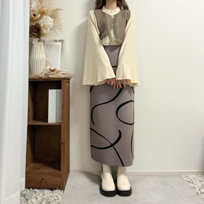 ショートベスト×しまむらのブラウンの「ライン柄JQナロースカート」