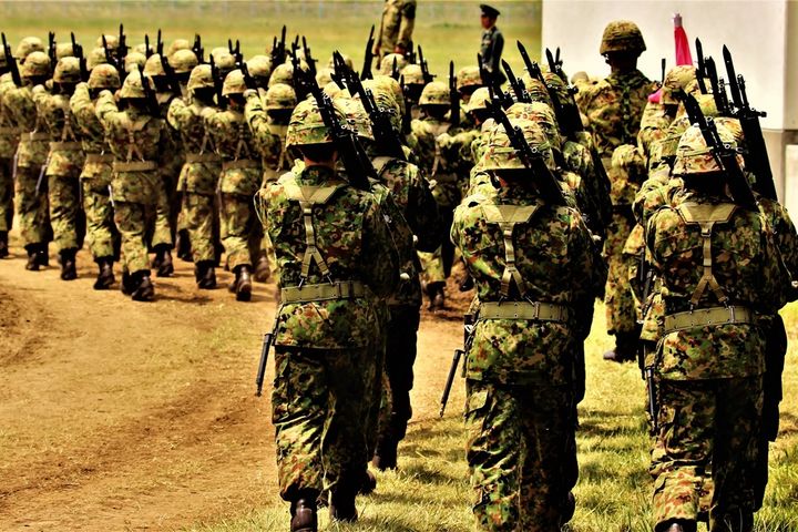 訓練する女性自衛官のイメージ