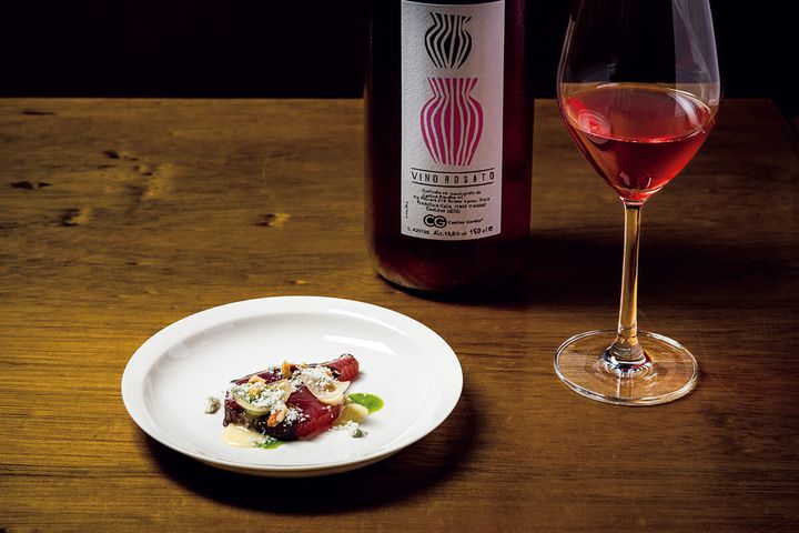 東京〈DonBravo〉鰹のカルパッチョ×赤じそ、烏龍茶、スモモとハーブのシロップ