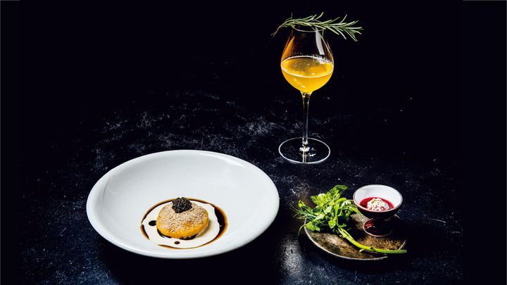 ガストロミックなレストランで、ノンアルのペアリング体験を