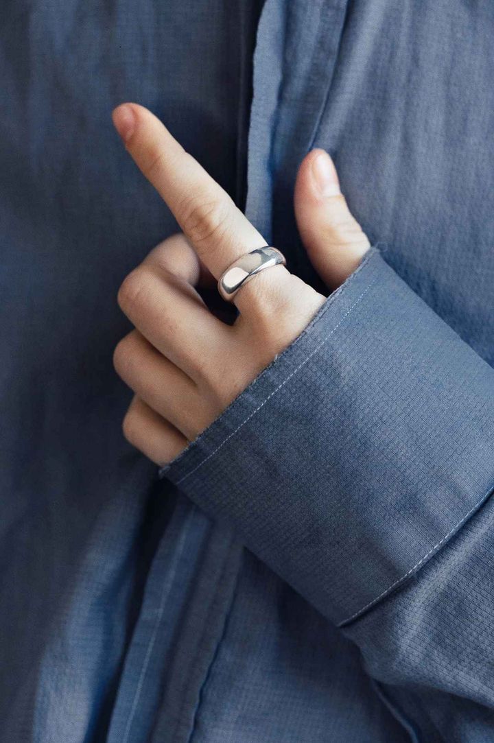 画像: 「Half Round」5.5mm ￥132,000（税込）、7mm ￥154,000（税込）、9mm ￥165,000（税込）。画像は7mmを着用。