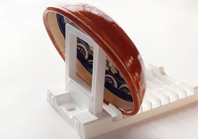 ダイソーの水切りディッシュスタンド ホワイトにお皿を立てた様子