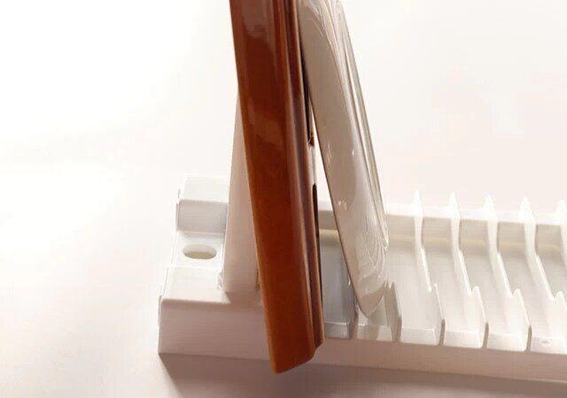 ダイソーの水切りディッシュスタンド ホワイトでお皿を乾かす様子