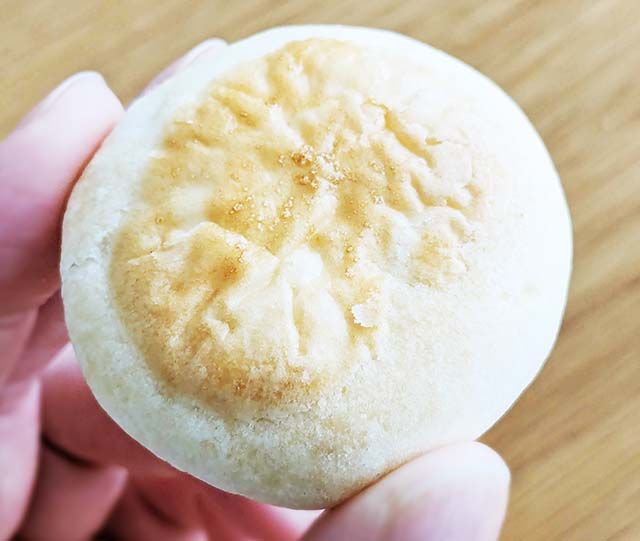 「カルディ さくらパイ」を指で摘んでいる様子