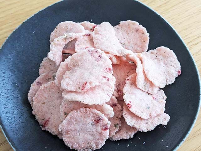 「カルディ 桜せんべい」がお皿に盛られている様子