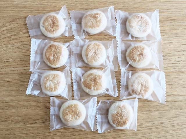 「カルディ さくらパイ」個包装11個がテーブルに並べられている様子