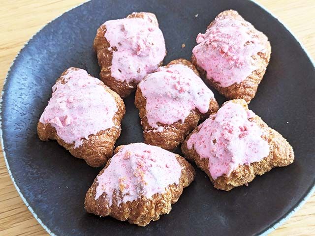 「カルディ オリジナル さくらクロワッサンラスク」が容器から出されお皿に並べられている様子